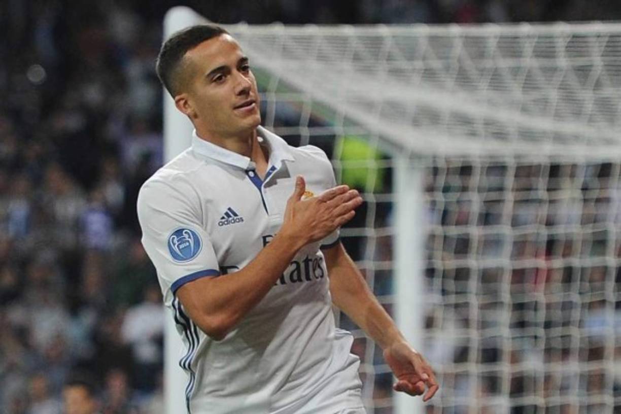 Lucas Vázquez tiene realmente complicado seguir mucho más tiempo en el Real Madrid. Al margen de la creciente competencia que tiene el extremo blanco en Chamartín, hay un gran equipo europeo especialmente interesado en hacerse con sus servicios: la AS Roma. Tal y como publica ‘Calciomercato’, el Madrid habría rechazado una primera oferta de 30 millones de euros, la cual considera insuficiente por un jugador con presente y futuro en el club. Según el citado medio, la Roma le ve como la alternativa perfecta a Mahrez, si éste finalmente termina no llegando al bloque ‘giallorosso’.