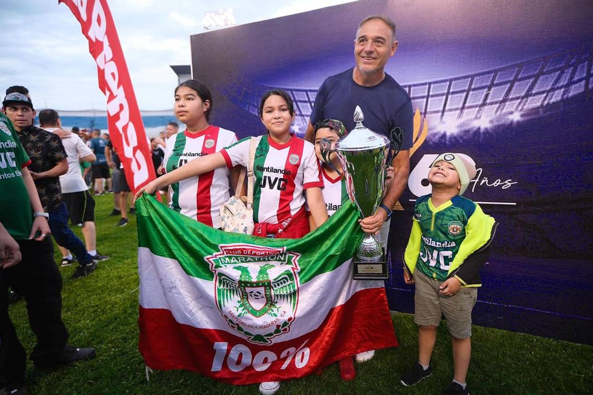 Los aficionados del Marathón también le pidieron fotografías al entrenador argentino Hernán ‘La Tota’ Medina.