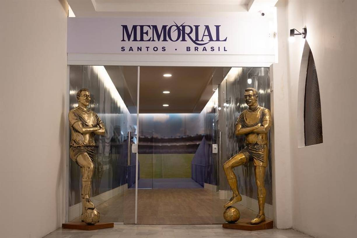 A la entrada del espacio donde se encuentran sus restos mortales, que fueron embalsamados, hay dos estatuas doradas de Pelé, idénticas, en las que aparece vestido de corto, de brazos cruzados, sonriente y con la pierna derecha sobre una pelota.