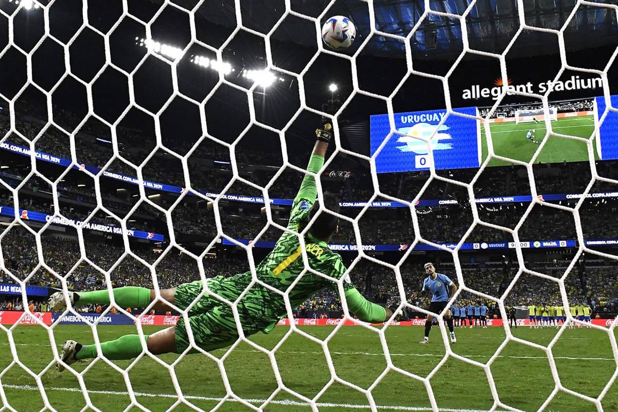 Giorgian De Arrascaeta lanzó fuerte su penal, arriba y no pudo atajar Alisson.