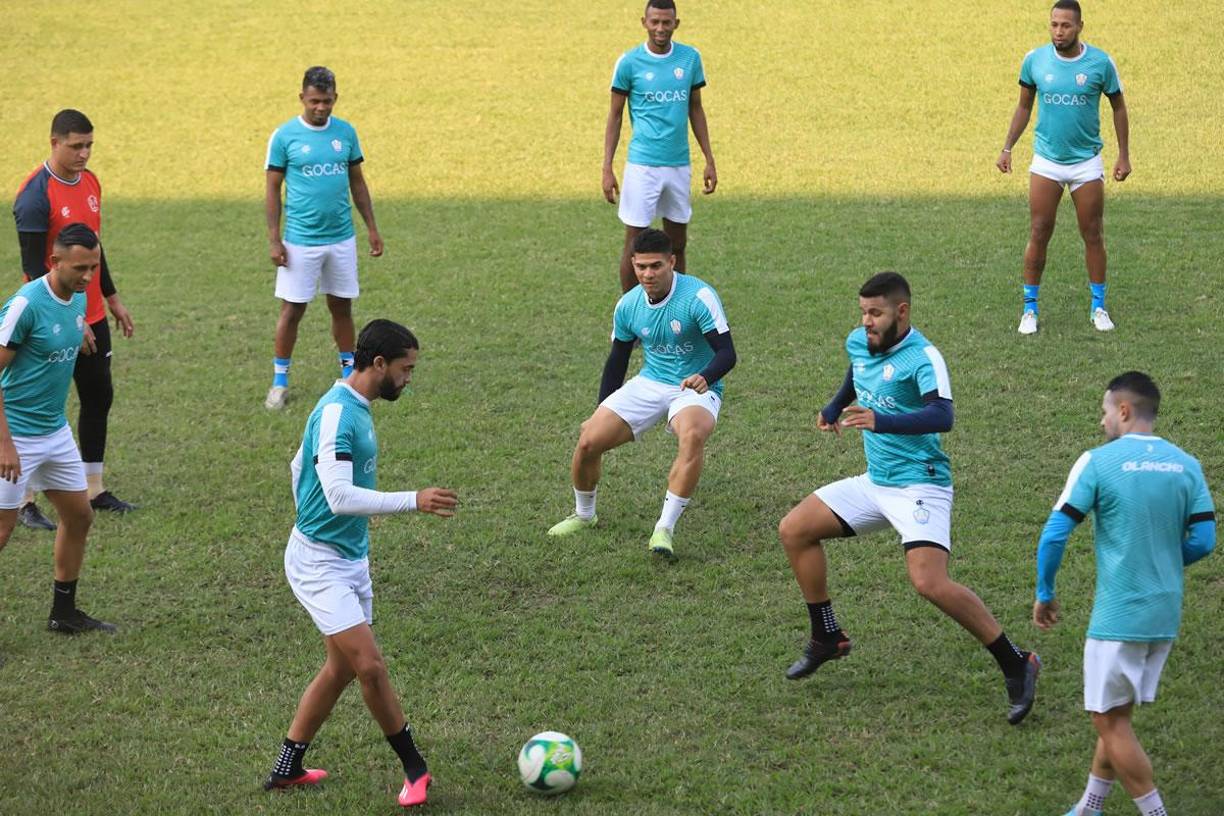 El típico rondo no faltó en el entrenamiento del Olancho FC.