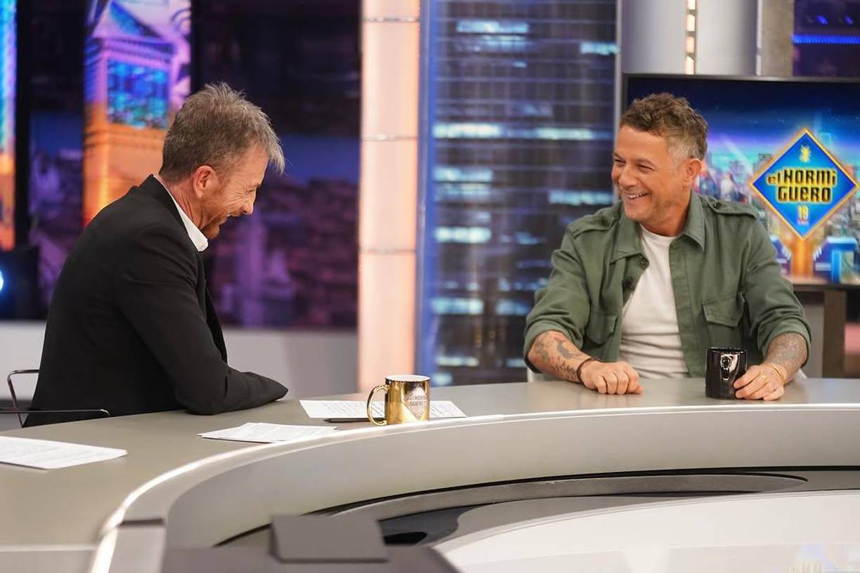  En medio de este clima de confrontación, Alejandro Sanz decidió intervenir. Durante su visita a “El Hormiguero” para promocionar su nuevo disco, el cantante aprovechó la ocasión para abordar el conflicto y proponer una reconciliación entre Motos y Broncano.