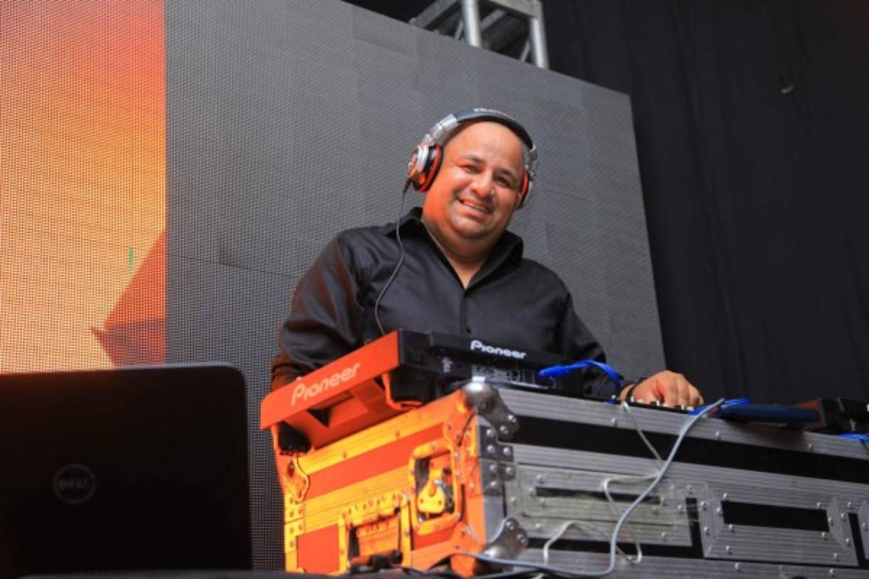 El disyóquey Carlos Blanco se lució.