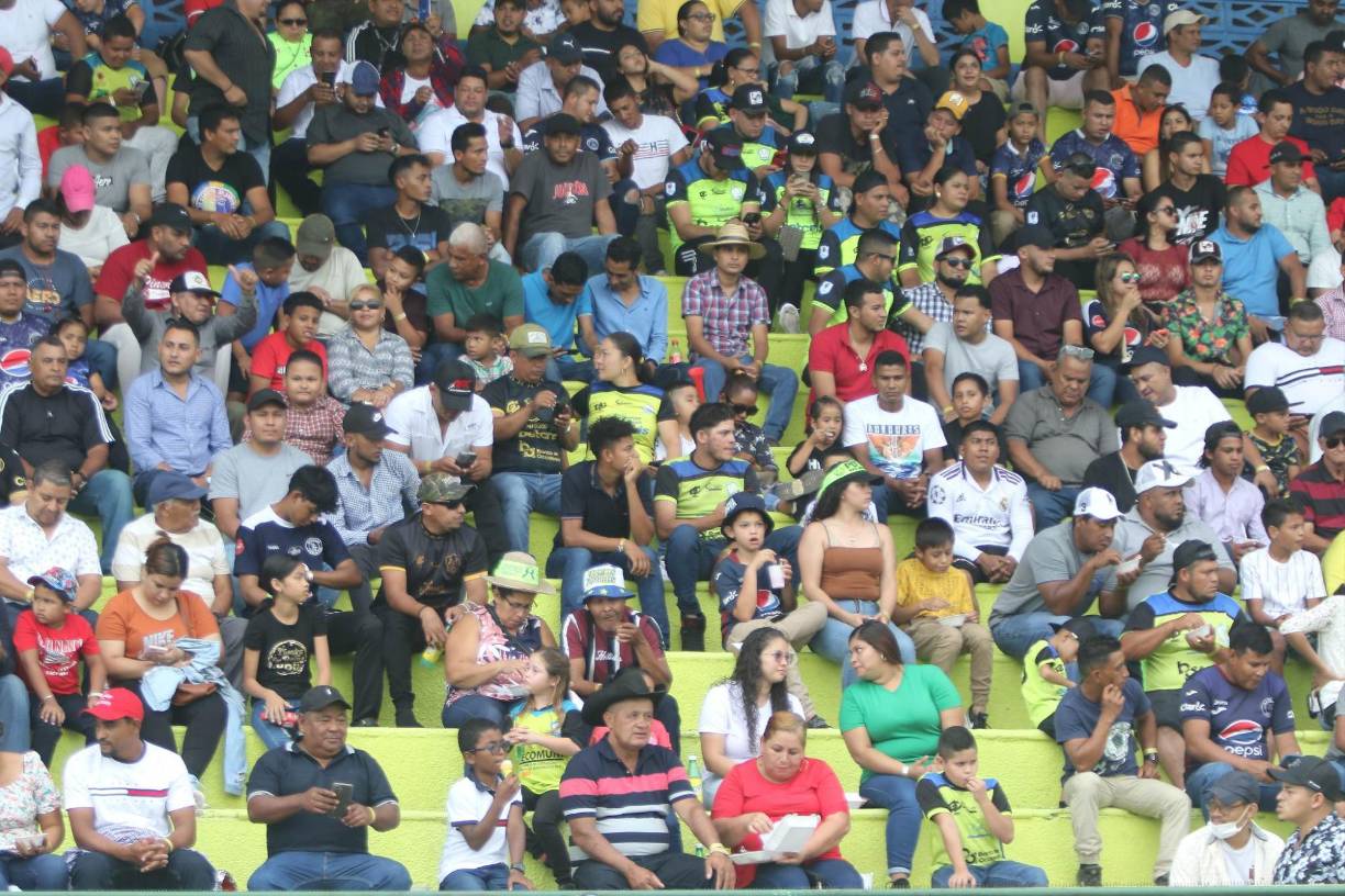 Una gran cantidad de seguidores llegaron para disfrutar del gran duelo.