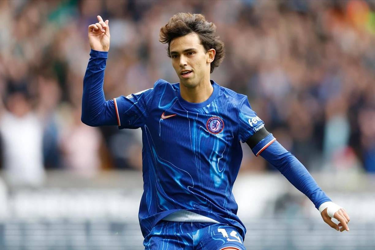 El AC Milan entra en la pelea por Joao Félix. Jorge Mendes, agente del luso, se ha desplazado a Italia y en las próximas horas tiene previsto reunirse con el club italiano para tratar el posible traspaso del portugués desde el Chelsea. El Aston Villa también estaba en la carrera por el ex barcelonista.