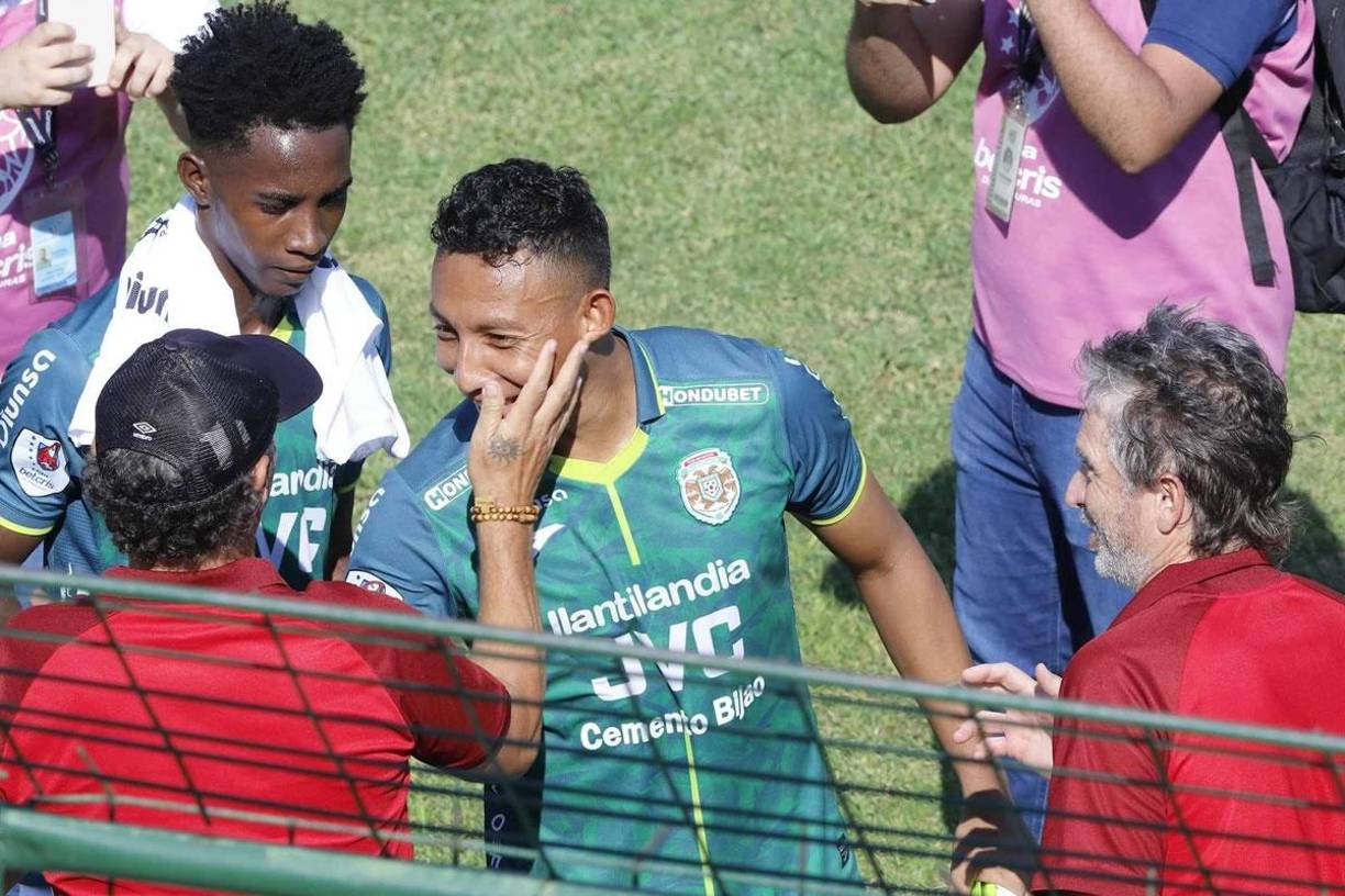 En el torneo pasado, ambos tuvieron una bronca verbal, donde se dijeron de todo. Según Allan Banegas fue Pedro Troglio quien comenzó a insultarlo y él no se quedó callado y le respondió. La bronca se dio en mayo del presente año.