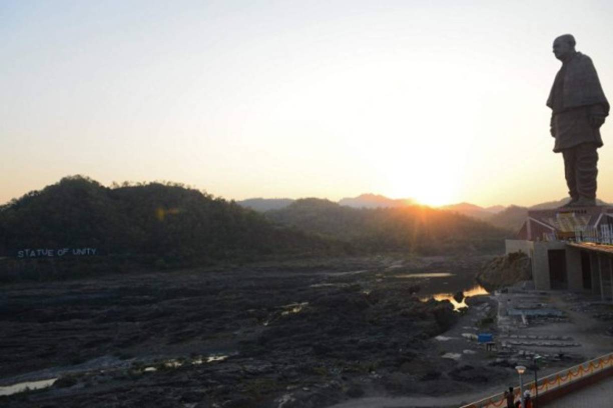 Las comunidades tribales de la región se han opuesto a su construcción, criticando su alto precio y su impacto sobre el medioambiente.