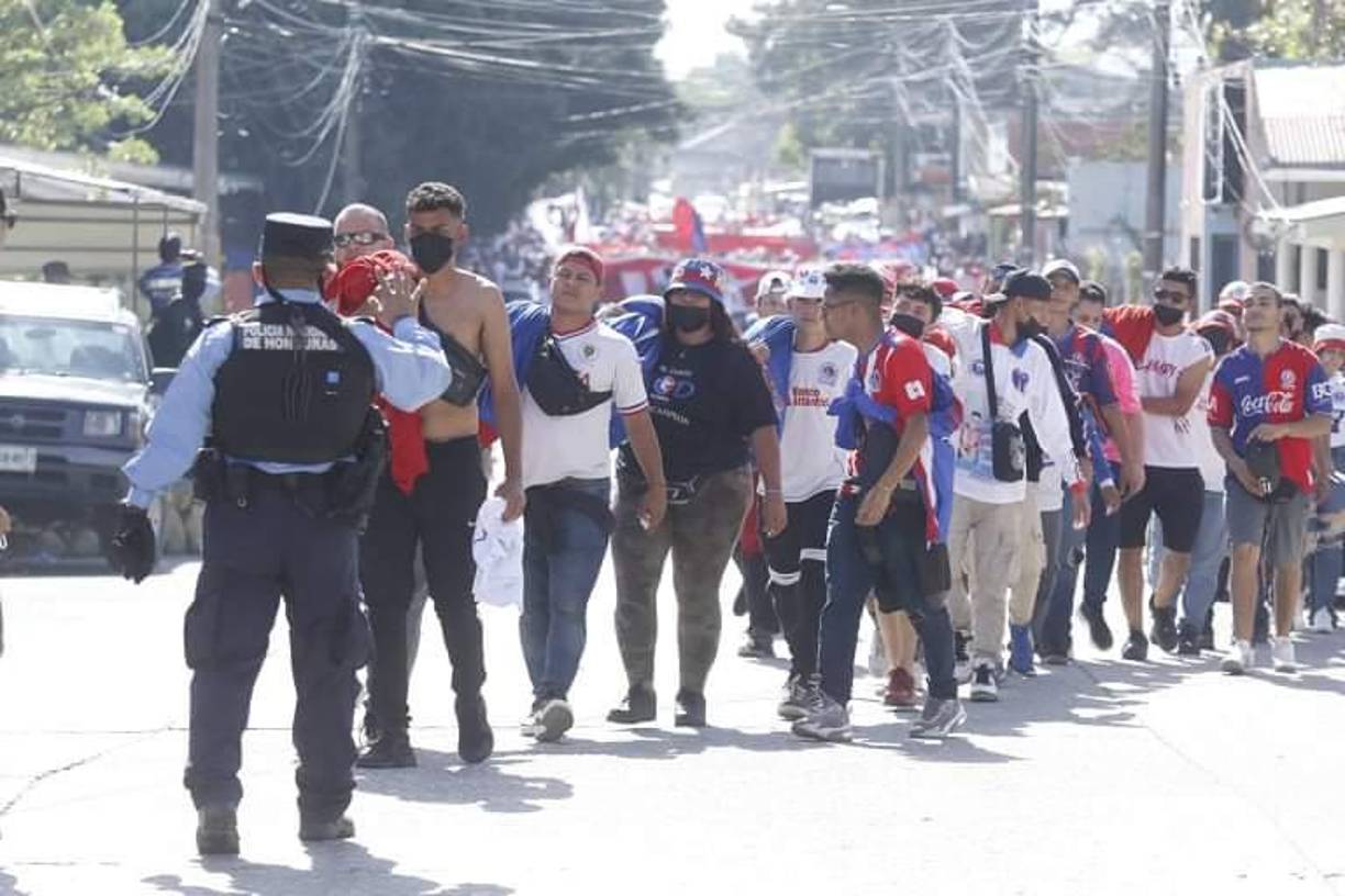 La barra del Olimpia pasaron primero por los anillos de seguridad de la Policía Nacional.