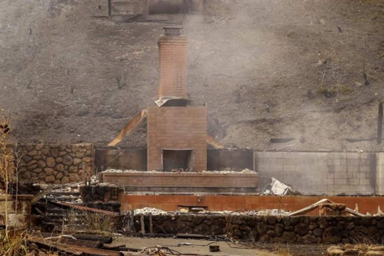 En Calistoga Ranch, que ofrece a sus huéspedes piscina, un lago y senderismo, las llamas salen de las tuberías de gas de las ruinas de lujosas casas móviles.