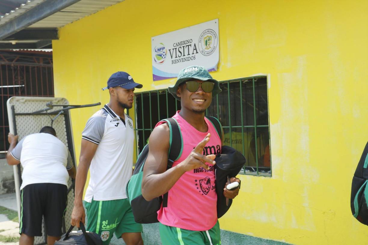 Con todo el flow llegó, César Guillén. Lentes de sol, sombrero de verano y la felicidad de jugar una nueva jornada en el Clausura..