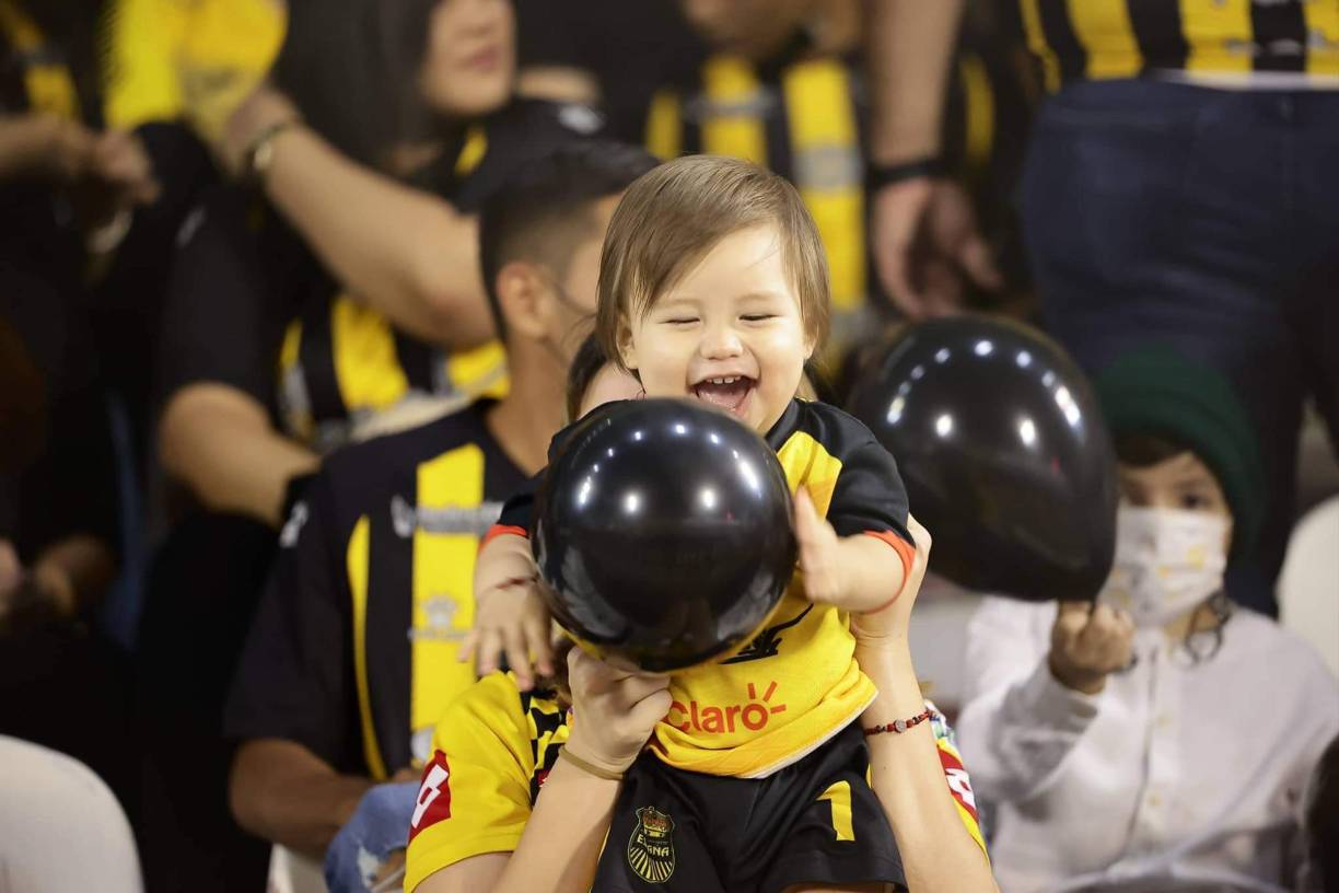 Ambientazo y lindas chicas en el Morazán con el Real España-Alajuelense por Liga Concacaf