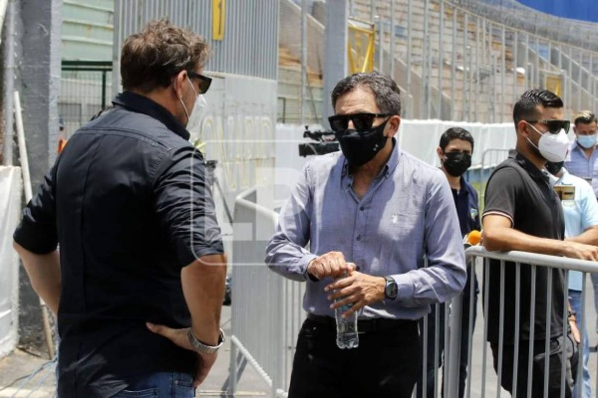Salomón Nazar, técnico de la UPN, dialogando con Carlos Prono.