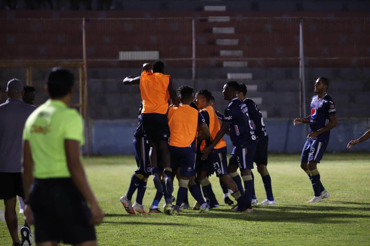 Jugadores del Motagua festejaron el triunfo in extremis.