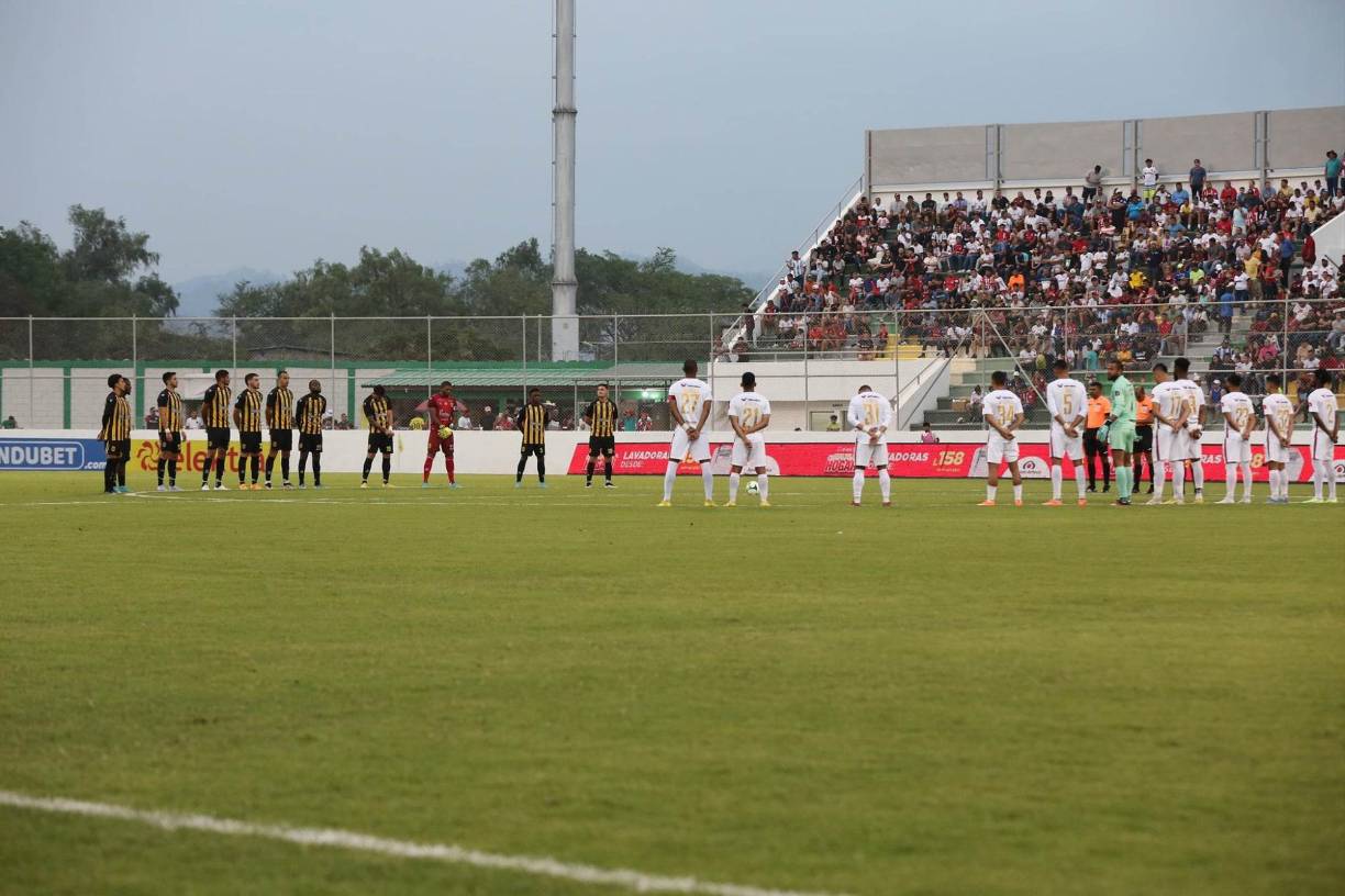 En el Olimpia vs Real España se guardó un minuto de silencio en memoria del exportero Elmer Canales, quien falleció el viernes en horas de la mañana en su natal Comayagua.