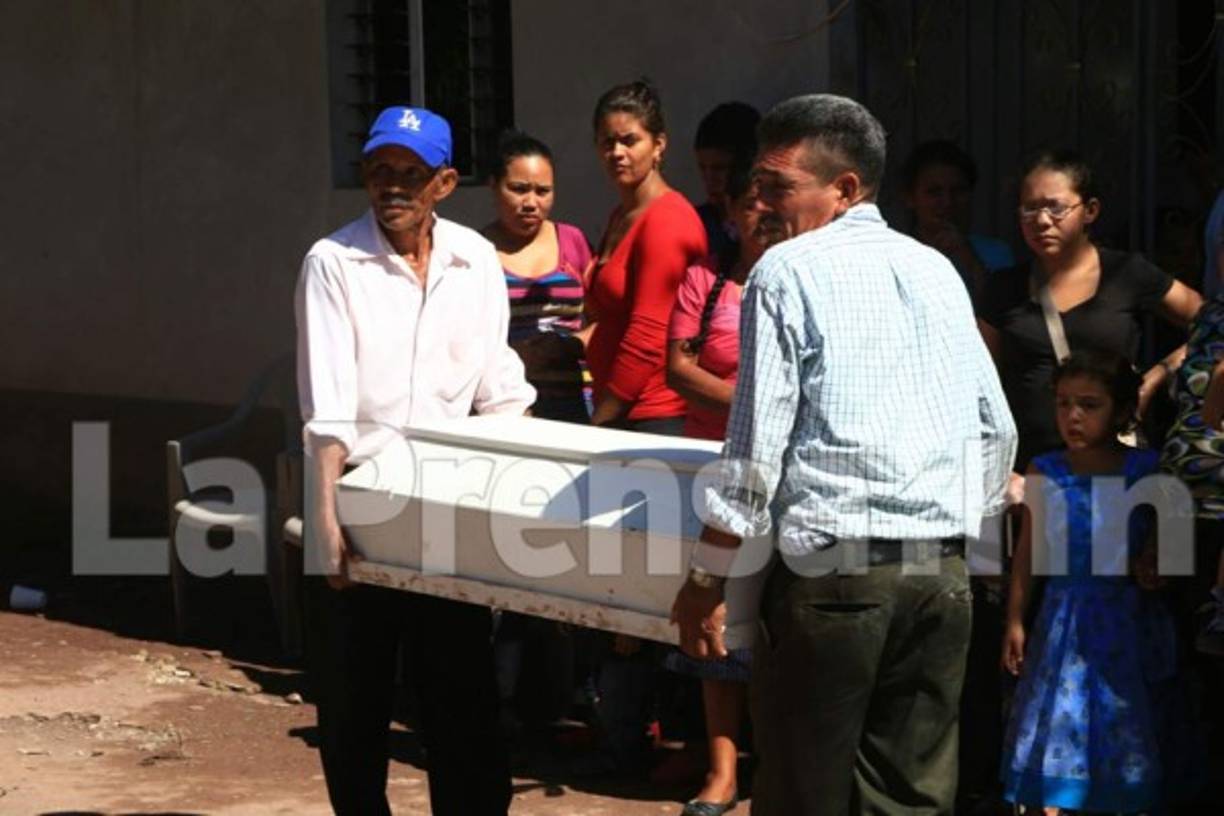 Momentos en que el ataúd con el cuerpo de unos de los niños cargado para trasladarlo al cementerio.