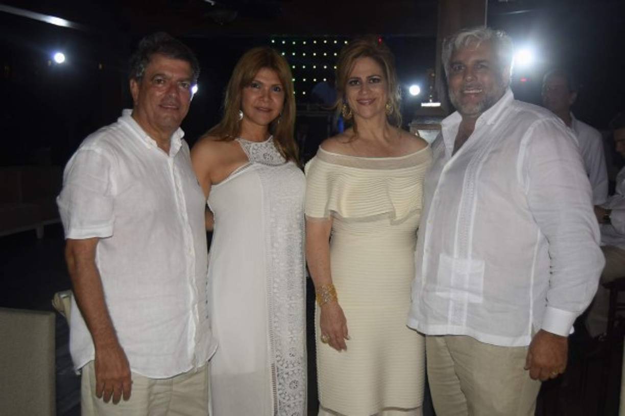 Johnny y Nelly Handal con Karen y Tadeo Nodarse.