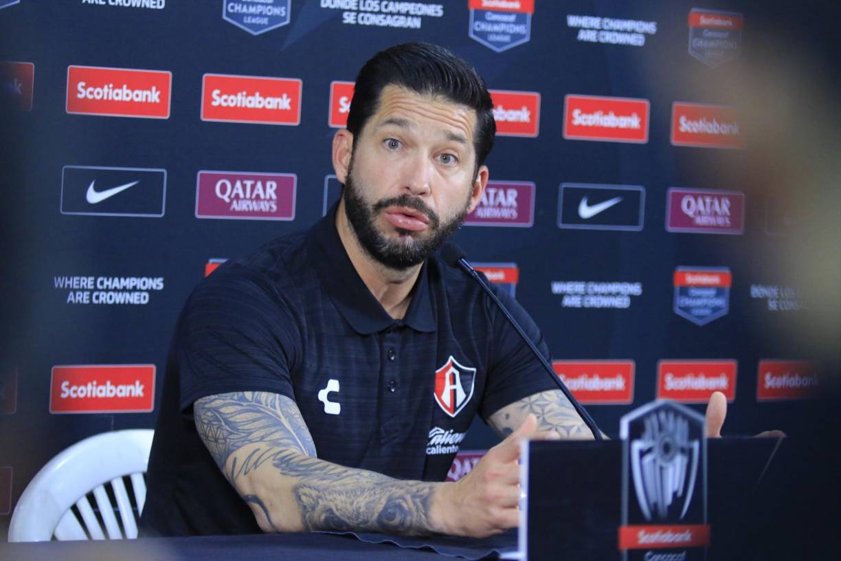 “El grado de responsabilidad es máximo. Estoy consciente de las necesidades de la institución, de representar dignamente a México en este torneo. Estamos mejorando en todos los sentidos que podamos, y venimos a Honduras a hacer lo mejor posible”, señaló el entrenador Benjamín Mora del equipo mexicano.