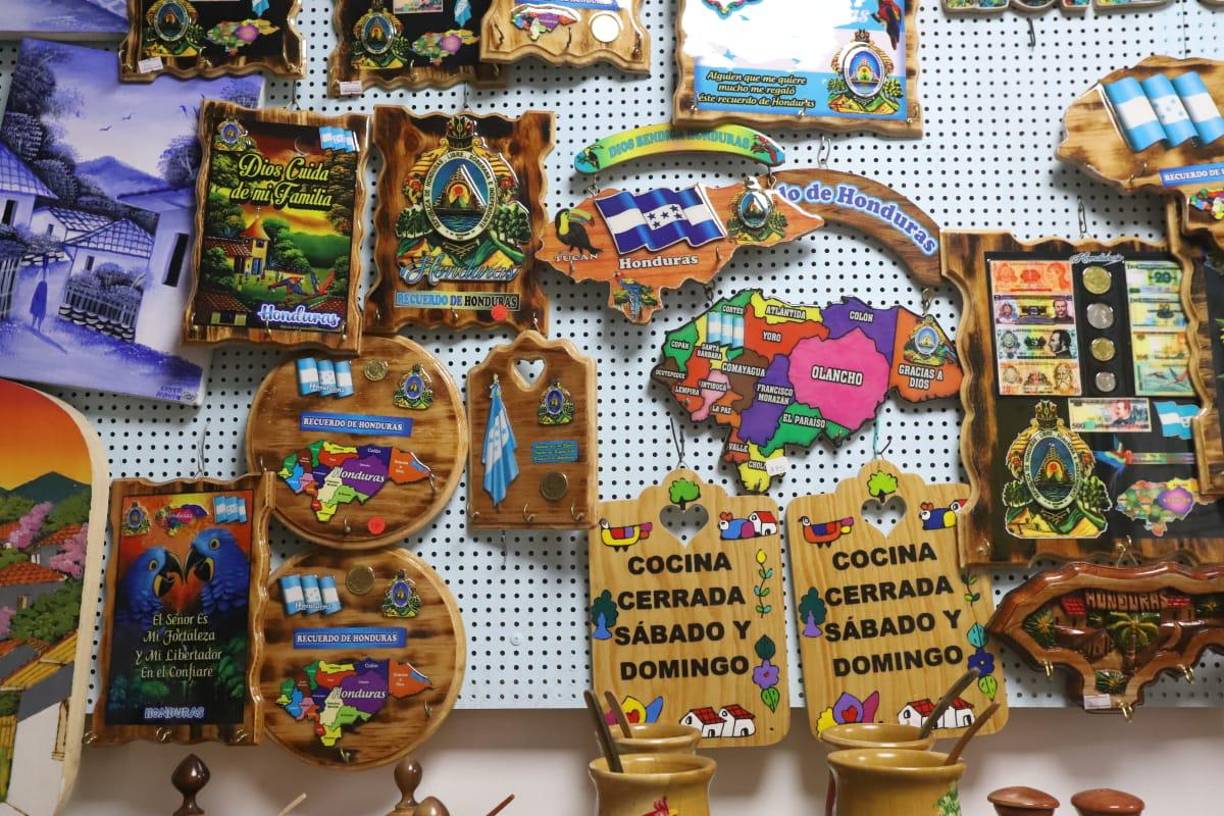  Decorativos acrílicos, los cuales oscilan entre 100 a 350 lempiras con figuras del mapa, escudo nacional, bandera y billetes.