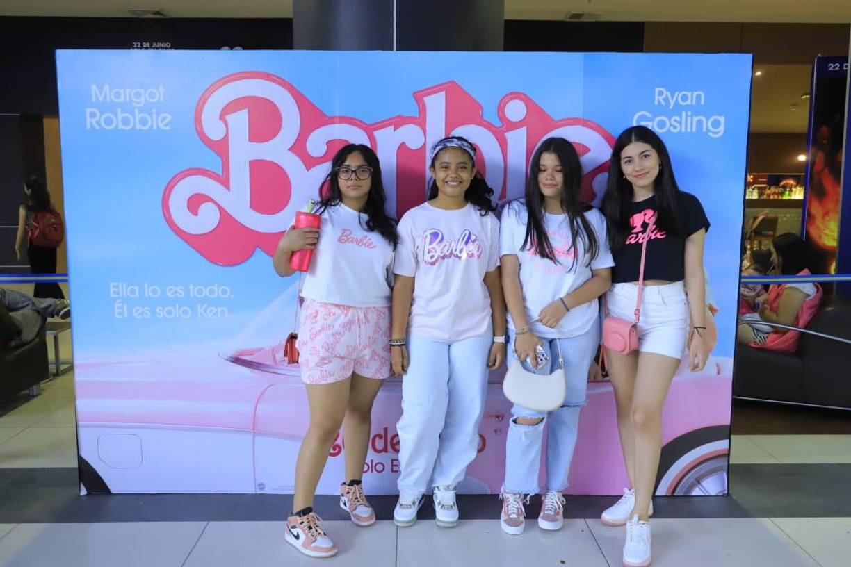 El prestigioso plantel de artistas de <b>Barbie</b> contribuye a las expectativas: Margot Robbie es <b>Barbie</b>, Ryan Gosling es Ken, y están acompañados por América Ferrera, Kate McKinnon, Issa Rae y Will Ferrell. Greta Gerwig es la coautora del guión con Noah Baumbach, y dirigió la cinta.