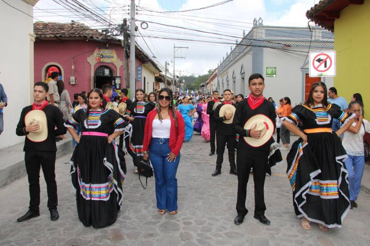 El Folclor llenó de color los desfiles en Copán, y los estudiantes con orgullo portaron esas vestimentas que caracterizan la identidad hondureña.
