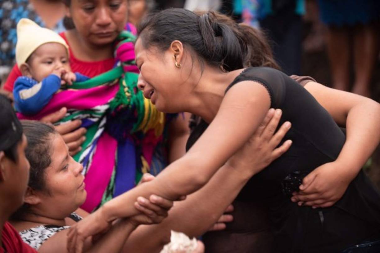 Esta mujer llora a Erick Jeremías Rivas de 20 años, víctima de la erupción del volcán.
