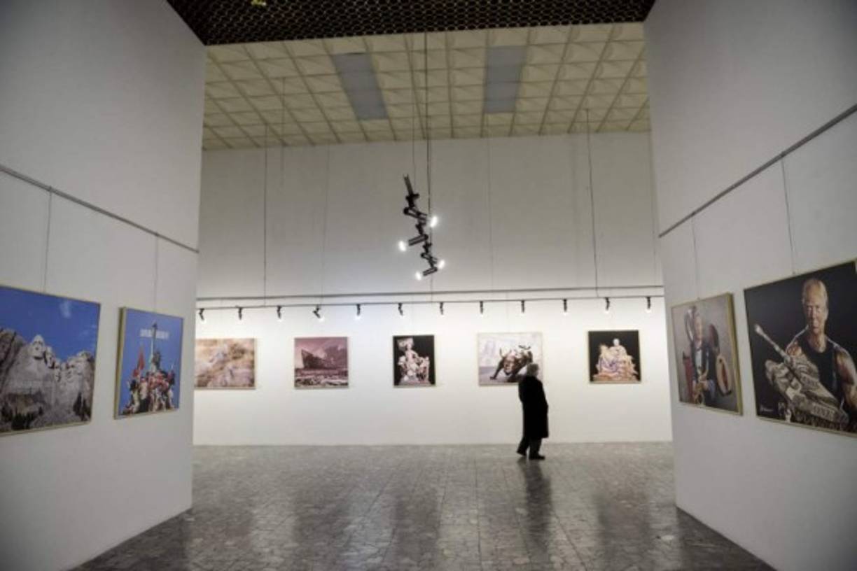 La muestra, titulada 'The Donald', está compuesta por 46 obras que interpelan con fuerza al publico y despiertan la curiosidad de los albaneses, uno de los pueblos más proestadounidenses de Europa.