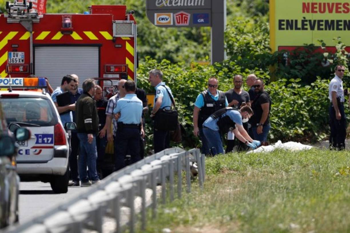 Dos individuos armados descendieron del aparato, mientras que un tercero permaneció con el piloto, que había sido secuestrado poco antes en un aeródromo de la región.