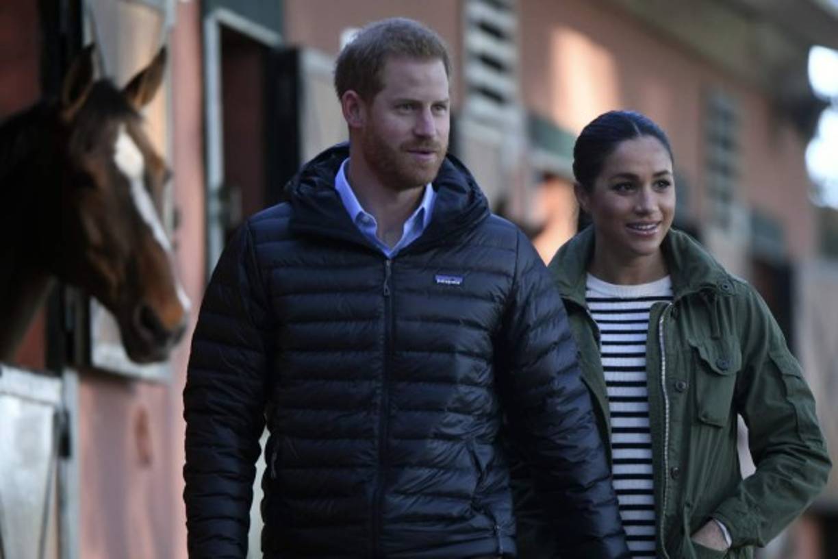 Harry, muy aficionado a la equitación, dijo que echaba de menos a sus caballos, según tuits publicados por los que siguen la visita real.