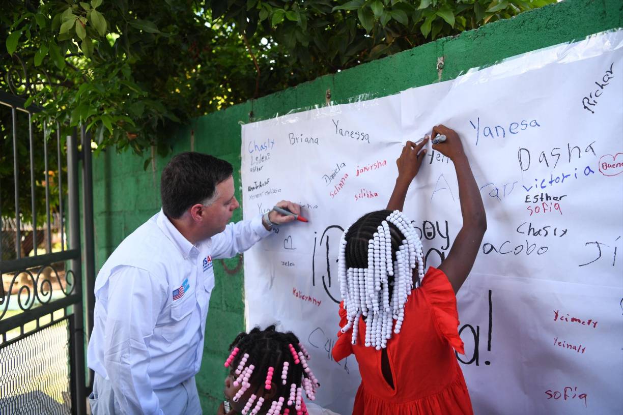 SIETE: COOPERACIÓN. La cooperación de Estados Unidos hacia Honduras sigue enfocada en la seguridad, el combate al narcotráfico y la gestión de la migración. EE UU ha mantenido programas de asistencia financiera que superan los cientos de millones de dólares, impulsados a través de agencias como USAID. Las áreas de apoyo incluyen capacitación en seguridad, fortalecimiento de instituciones judiciales, grupos étnicos y desarrollo económico.