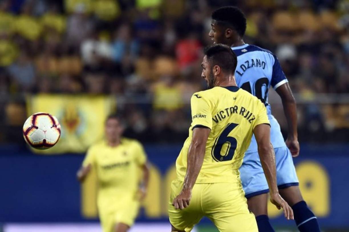 'Choco' Lozano disputa el balón con el defensa del Villarreal, Víctor Ruiz.