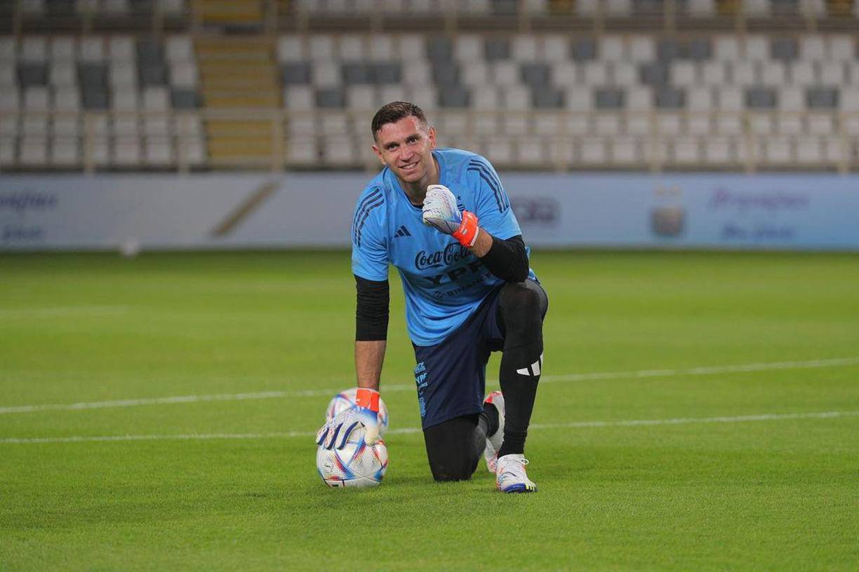 Emiliano Dibu Martínez: Será el arquero titular de la Albiceleste estará ante Arabia Saudita.
