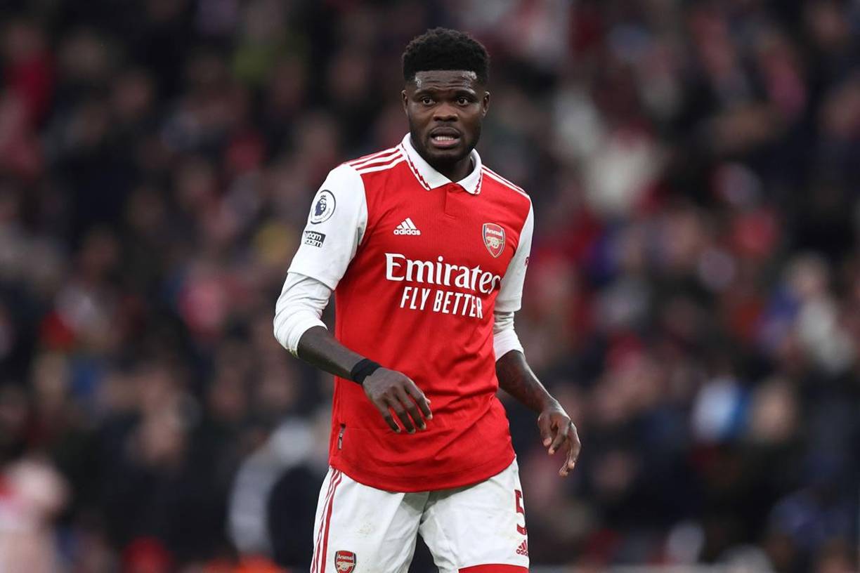 El Arsenal no tiene intención de desprenderse de Thomas Partey a pesar del interés de clubes de Arabia Saudita, la Juventus y el Fenerbahce. De hecho, según informa Fabrizio Romano, los ‘gunners’ han rechazado durante el verano ofertas árabes por 30 millones de libras.