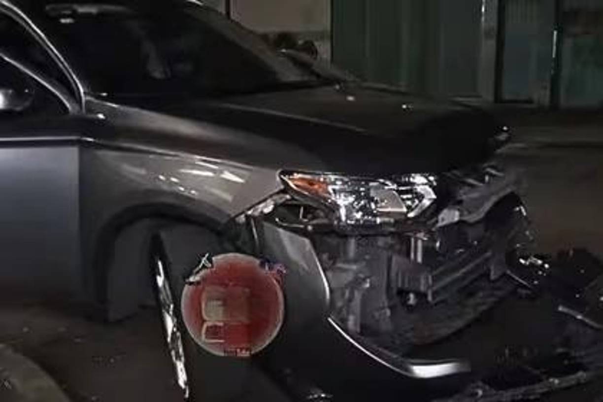 En el video se puede apreciar que la unidad sufrió daños importantes en todo el frente pues la defensa quedó completamente afectada, por lo que en ese momento le estaban llamando a la aseguradora para que un ajustador acudiera a su auxilio.