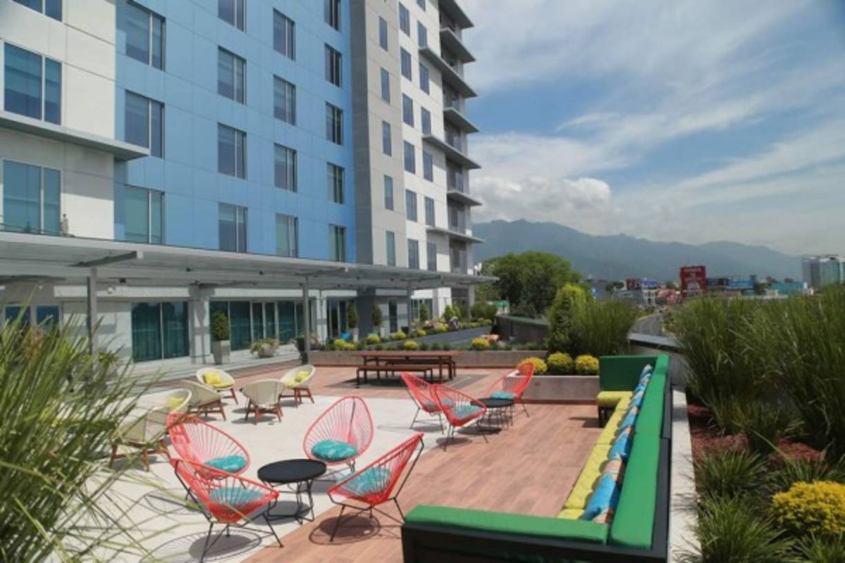 El Hyatt Place pertecene a una cadena hotelera que le ofrece excelente servicio a los visitantes.