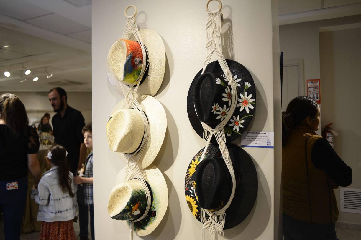 Sombreros de junco artesanales con diseños hechos por el artista Darwin Reyes
