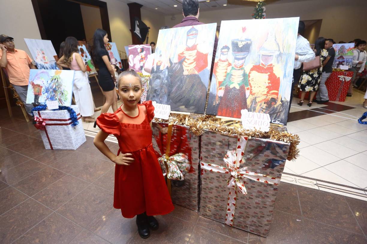 Camila Ruiz con su cuadro de pintura