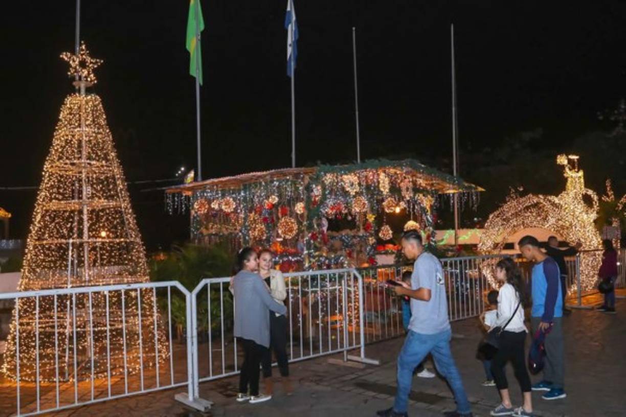 "Son muchas las personas que acuden al parque central de San Pedro Sula a apreciar el bello nacimiento de Jesús."