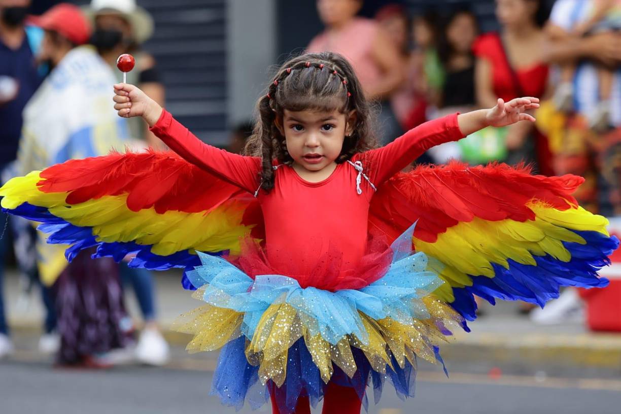 Esta hermosa niña rinde homenaje a nuestra ave nacional con su colorido traje.