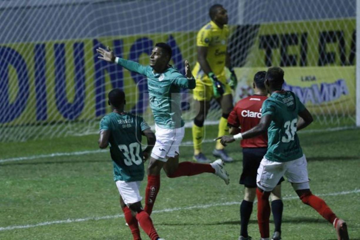 Carlo Costly anotó de penal lo que era el 2-1 del Marathón luego que fue derribado en el área por Getsel Montes. Así lo celebró el goleador de los verdes.