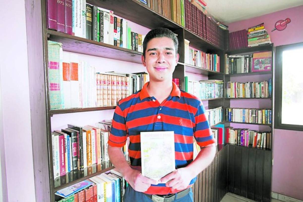 Un buen bibliotecario es, sin duda, el atento Alejandro.