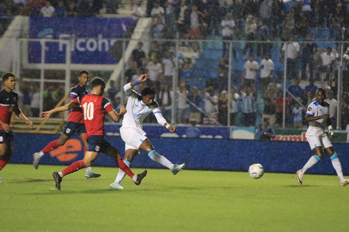 Bryan Róchez entró de cambio y le pegó de derecha para firmar el 4-0 de la Selección de Honduras.
