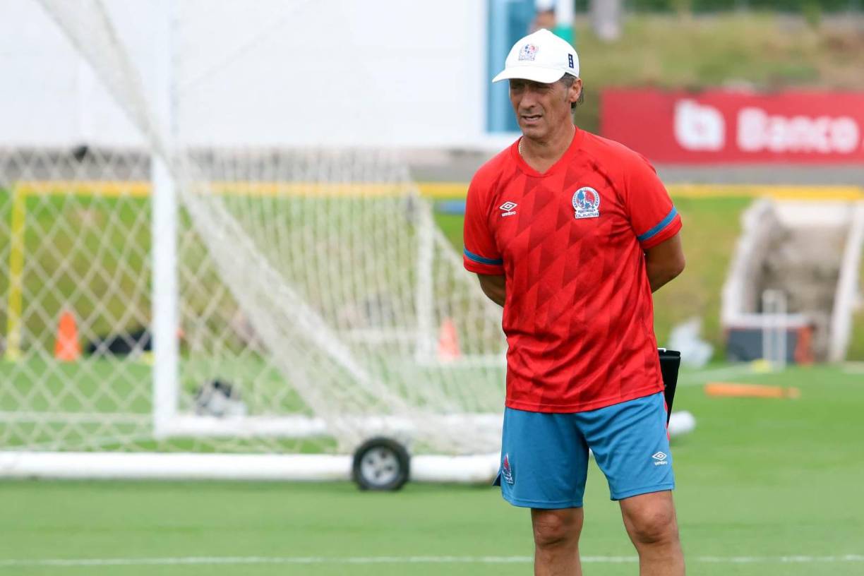 Pedro Troglio lució concentrado en el inicio de los trabajos .