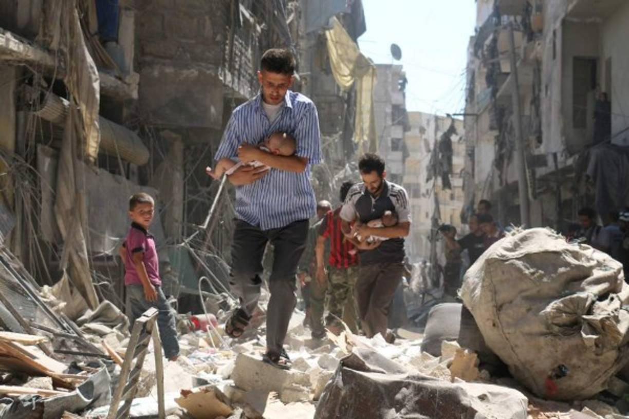 SIRIA. Alepo bajo nuevo ataque. Al menos 90 personas murieron en bombardeos, luego de que EUA y Rusia pactaran un alto al fuego en Siria. Foto: AFP/Ameer Alhalbi