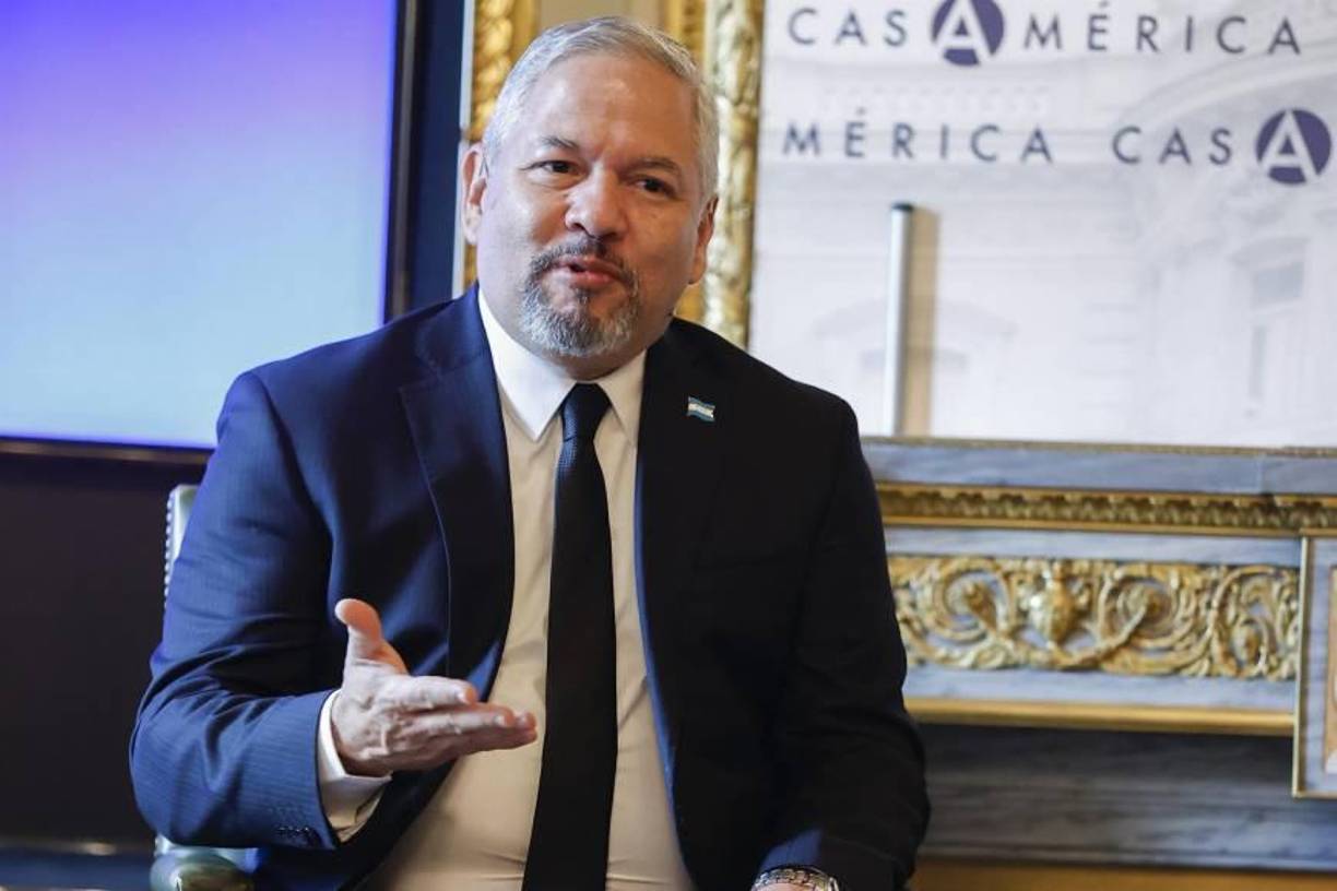 El canciller detalló que la decisión de utilizar el transporte de las <b>FF. AA. obedeció a la necesidad de “estar a tiempo en la reunión de la Comisión Intersectorial de Cumplimiento de Sentencias de la Corte Interamericana, donde participaron varias instituciones del Estado”.</b>