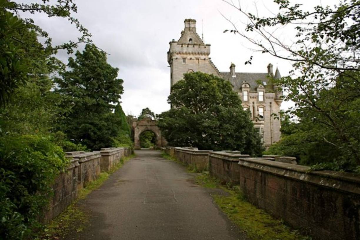 El puente de Overtoun, Escocia ► El puente en la ciudad de Dumbarton tiene mala fama: los perros se lanzan de él con la cabeza hacia abajo y siempre desde la misma área: la derecha entre los dos últimos tramos. Todo se le atribuía a la mística, hasta que el experto en la conducta de los animales David Sexton investigó el sitio del cual se aventaban los perros: él descubrió en el lugar una gran cantidad de rastros de orina de visones y ratones. Esta sustancia afecta mucho a los perros, sobre todo, de razas cazadoras, lo cual los hace saltar del puente sin pensar.<br/>