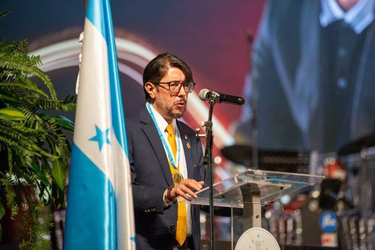 En fotos: Educación galardona a destacados hondureños