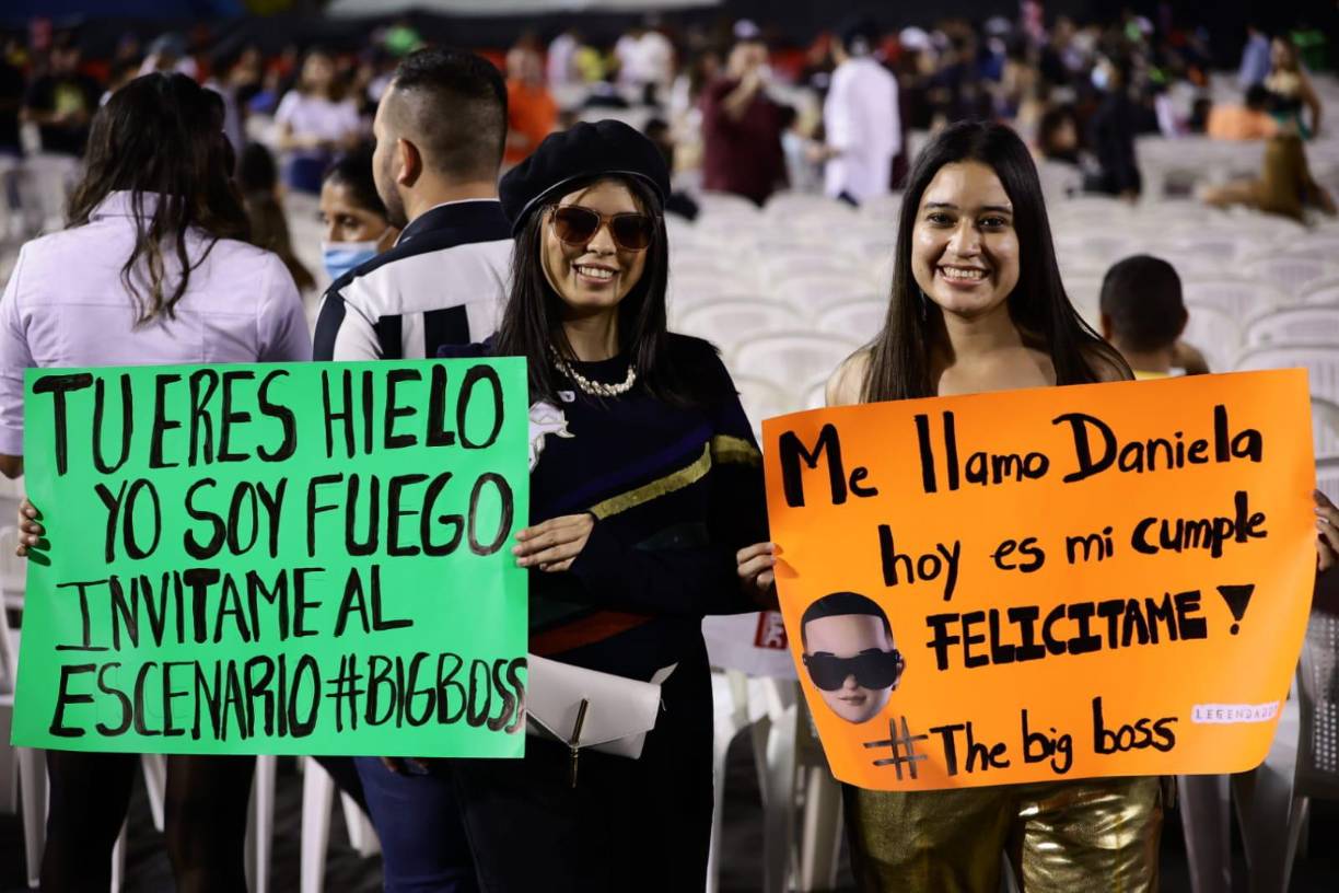 Estas dos fanáticas también dedicaron mensajes al artista de Puerto Rico.