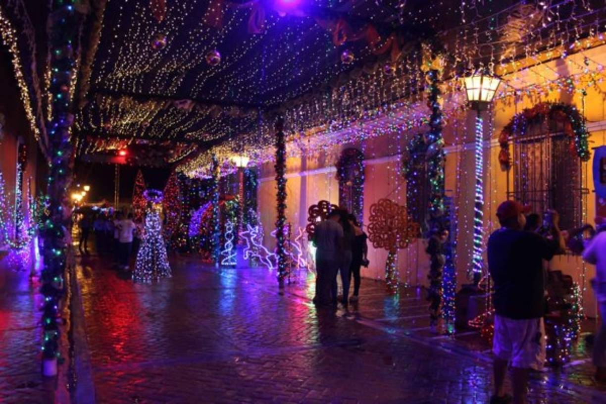 "El Paseo Navideño comprende toda una cuadra llena de luces y varias postales para tomarse la foto del recuerdo."