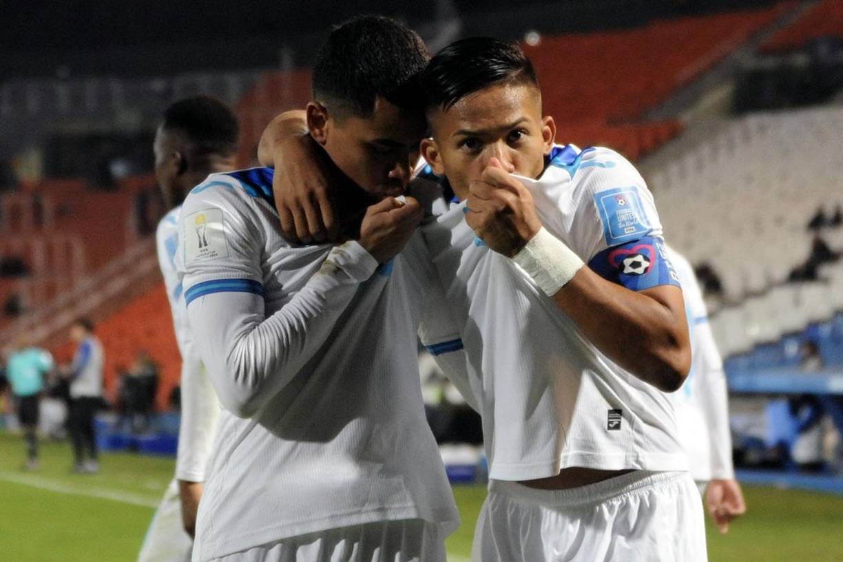 Isaac Castillo y Tomas Sorto besan el escudo de la Selección de Honduras.