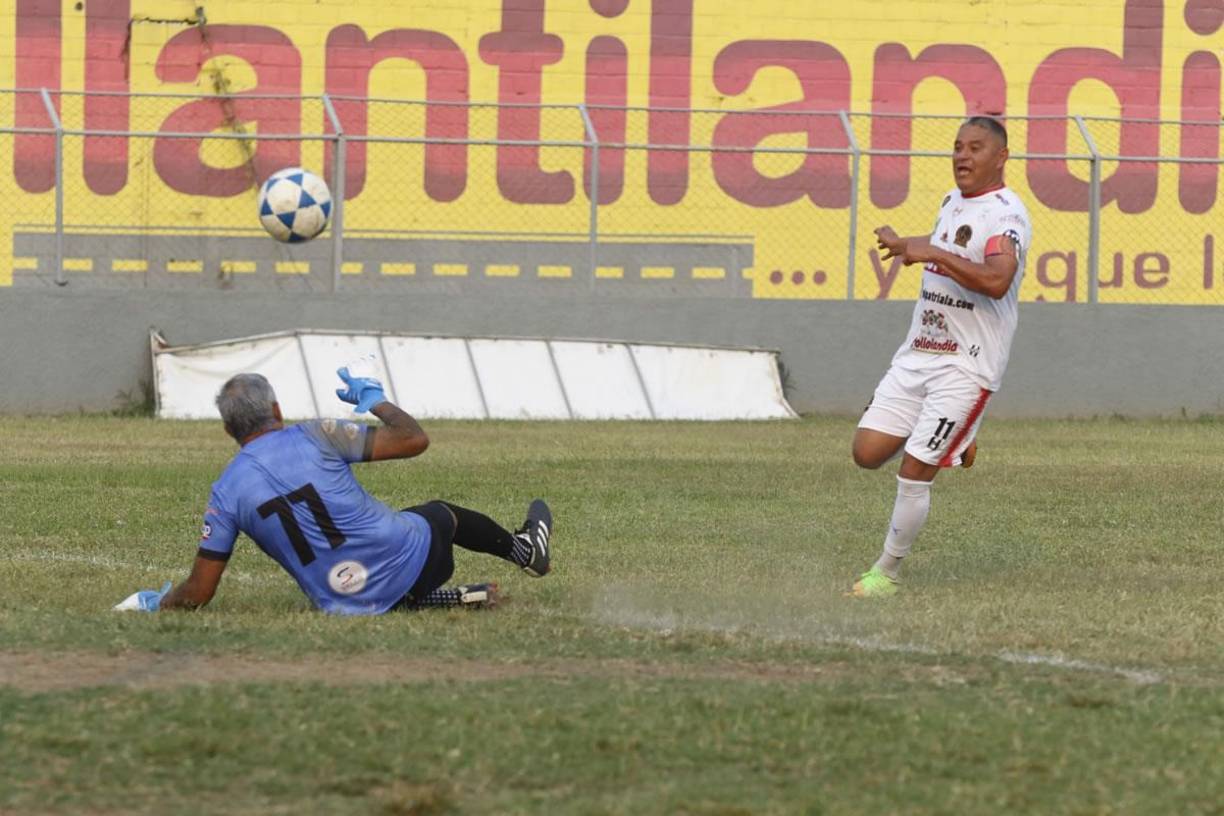 El ‘Matador‘ Velásquez recordó viejos tiempos en los que destrozaba porteros. Al progreseño le hizo siete goles.